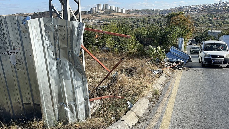 Başakşehir'de kazada otomobile saplanan demir sürücünün bacağını delip aracın arkasından çıktı (Fotoğraf: DHA)