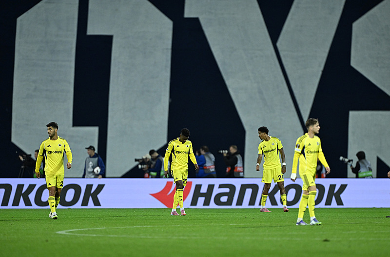Fenerbahçe'nin yediği gol sonrası futbolcuların üzüntüsü (AA)