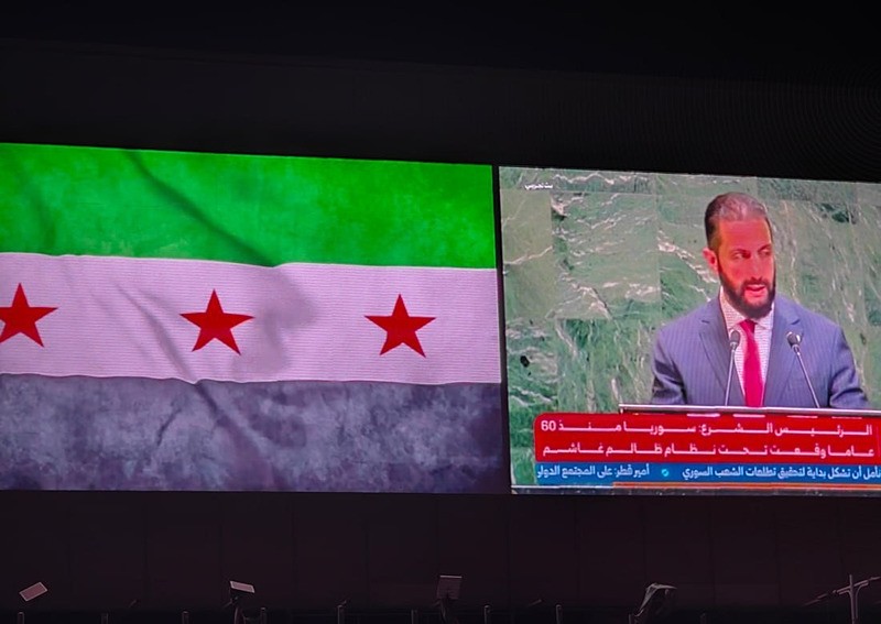 Suriyeliler Şara'nın konuşmasını dinlemek için meydanlarda, İHA