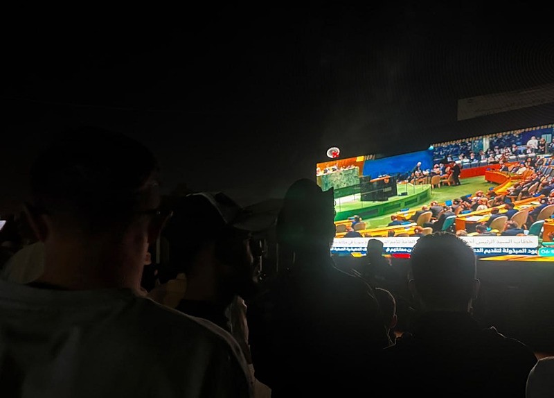 Suriyeliler Şara'nın konuşmasını dinlemek için meydanlarda, İHA