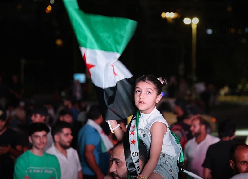 Suriyeliler Şara'nın konuşmasını dinlemek için meydanlarda, İHA