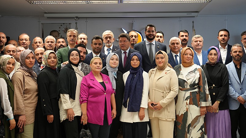 Adalet Bakanı Yılmaz Tunç, ʺTürkiye Yüzyılı Buluşmalarıʺ kapsamında AK Parti Bağcılar İlçe Başkanlığı'nı ziyarette bulunup basın mensuplarına açıklamalarda bulundu (Fotoğraf: İHA)