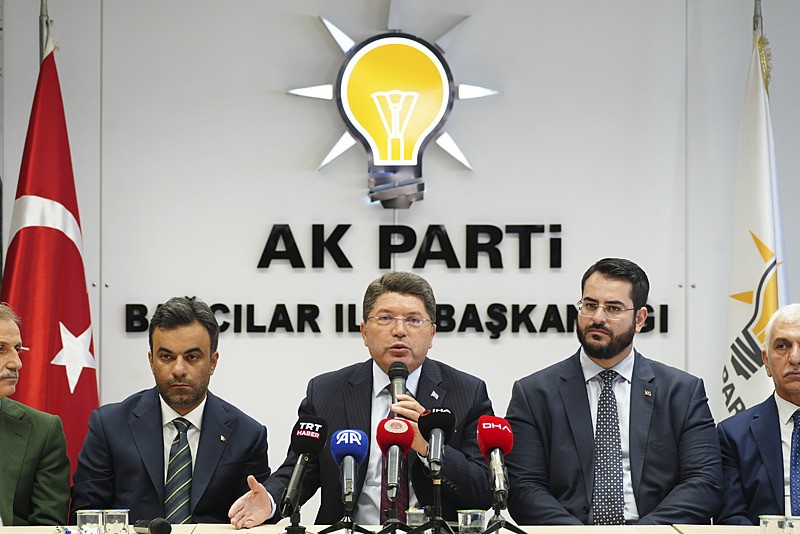 Adalet Bakanı Yılmaz Tunç, ʺTürkiye Yüzyılı Buluşmalarıʺ kapsamında AK Parti Bağcılar İlçe Başkanlığı'nı ziyarette bulunup basın mensuplarına açıklamalarda bulundu (Fotoğraf: AA)