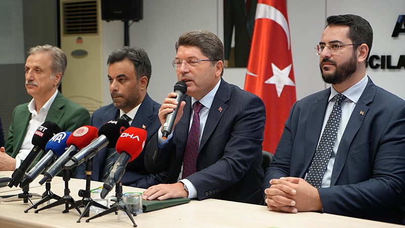 Adalet Bakanı Yılmaz Tunç, ʺTürkiye Yüzyılı Buluşmalarıʺ kapsamında AK Parti Bağcılar İlçe Başkanlığı'nı ziyarette bulunup basın mensuplarına açıklamalarda bulundu (Fotoğraf: İHA)