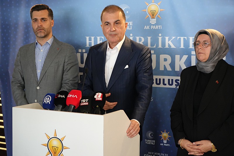 AK Parti Genel Başkan Yardımcısı ve Parti Sözcüsü Ömer Çelik, 'Türkiye Yüzyılı Buluşmaları' kapsamında AK Parti Üsküdar İlçe Başkanlığını ziyaret etti (Fotoğraf: İHA)