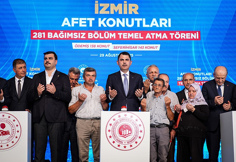 AK Partili Eyyüp Kadir İnan, ʺTüm İzmir görecek nasıl bir eyyamcı olduğunuzuʺ diyerek CHP'li Zeybek'e tepki gösterdi (Takvim.com.tr)