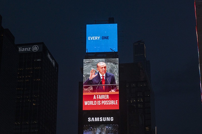 Başkan Erdoğan'ın ʺDünya 5'ten büyüktürʺ ve ʺDaha adil bir dünya mümkünʺ sözleri, bilboard'lara yansıtıldı.