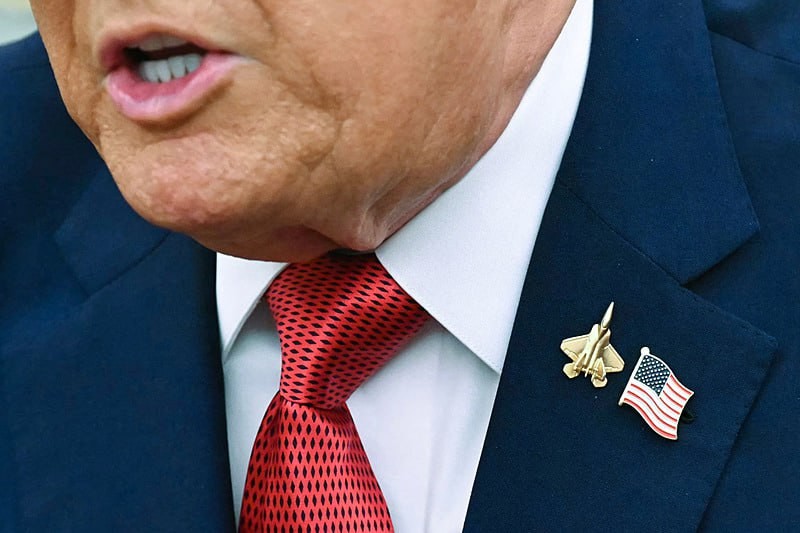 Trump'ın yakasındaki rozet, AFP