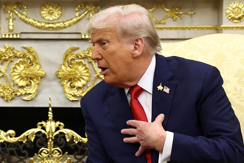 Trump'ın yakasındaki rozet, Reuters