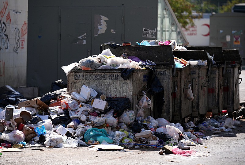İzmir'de "çöp" isyanı! Vatandaşlar Özgür Özel'e tepki gösterdi: Silivri'ye gideceğine gel rezaleti gör-4