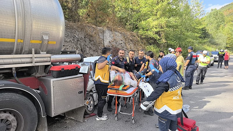 KONTROLDEN ÇIKAN OTOMOBİL ASİT YÜKLÜ TANKERE ÇARPTI: 5 YARALI (İHA)
