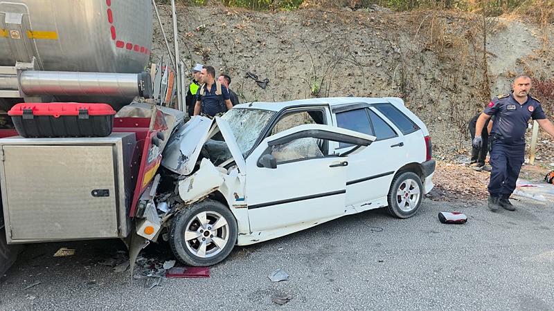 Bursa'da otomobilin park halindeki tankere çarptığı kazada 5 kişi yaralandı. (AA)