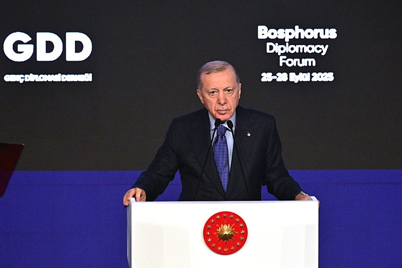 Başkan Erdoğan, Genç Diplomasi Derneği tarafından Demokrasi ve Özgürlükler Adası'nda düzenlenen ʺBosphorus Diplomasi Forumuʺna katılarak konuşma yaptı (Fotoğraf: AA)