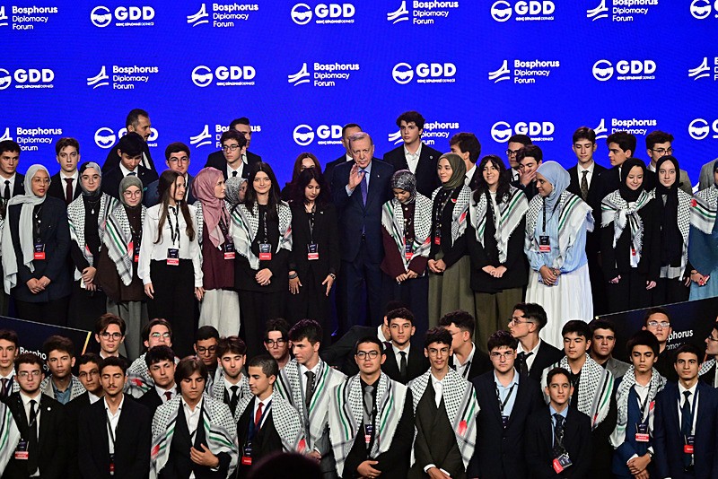 Başkan Erdoğan, Genç Diplomasi Derneği tarafından Demokrasi ve Özgürlükler Adası'nda düzenlenen ʺBosphorus Diplomasi Forumuʺna katılarak konuşma yaptı (Fotoğraf: AA)