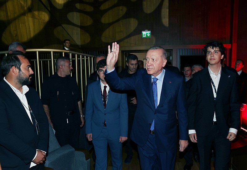 Başkan Erdoğan, Erdoğan, Genç Diplomasi Derneğince, Demokrasi ve Özgürlükler Adası'nda ʺTarihin Işığında Diplomasiʺ üst başlığı ve ʺSoğuk Savaşʺ temasıyla düzenlenen Bosphorus Diplomasi Forumu'na katıldı. (Fotoğraf: AA)