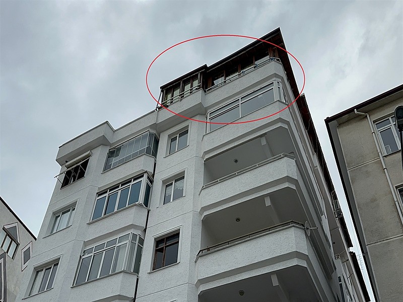 Yalova'nın Çınarcık ilçesinde 6'ncı kattaki evinin penceresinden düştüğü belirtilen şarkıcı Güllü'nün ölümü ile ilgili soruşturma çok yönlü sürüyor. (DHA)