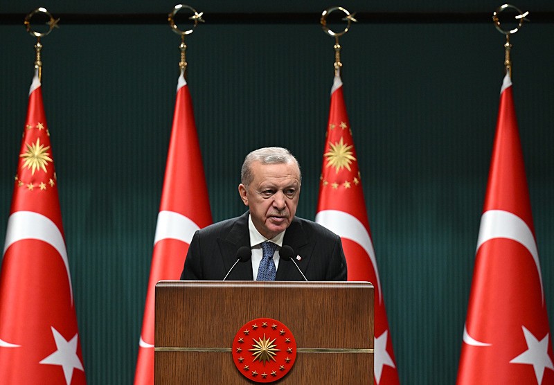 Başkan Recep Tayyip Erdoğan başkanlığında gerçekleştirilen Cumhurbaşkanlığı Kabine Toplantısı sona erdi. Cumhurbaşkanı Erdoğan, toplantının ardından basın mensuplarına açıklamalarda bulundu. (AA)