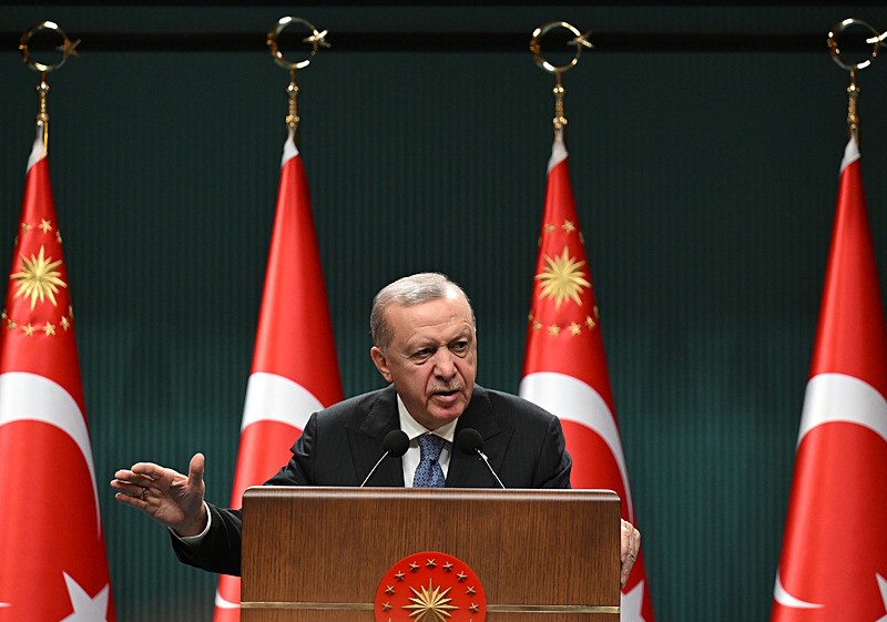 Başkan Recep Tayyip Erdoğan başkanlığında gerçekleştirilen Cumhurbaşkanlığı Kabine Toplantısı sona erdi. Cumhurbaşkanı Erdoğan, toplantının ardından basın mensuplarına açıklamalarda bulundu. (AA)