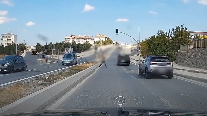 Arnavutköy'de tartıştığı otomobil sürücüsüne taşla saldıran şüpheli yakalandı. (DHA)