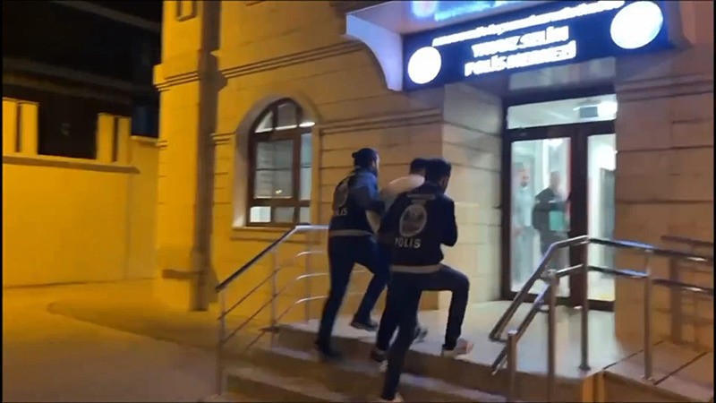 Arnavutköy'de tartıştığı otomobil sürücüsüne taşla saldıran şüpheli yakalandı. (DHA)