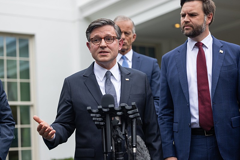 ABD Başkan Yardımcısı J.D. Vance, Temsilciler Meclisi Başkanı Mike Johnson, Senato Çoğunluk Lideri John Thune ve Bütçe Ofisi Direktörü Russ Vought ile birlikte, Kongre liderleri ve Donald Trump arasında gerçekleşen bütçe toplantısının ardından Beyaz Saray önünde düzenlenen basın toplantısında açıklamalarda bulundu, AA