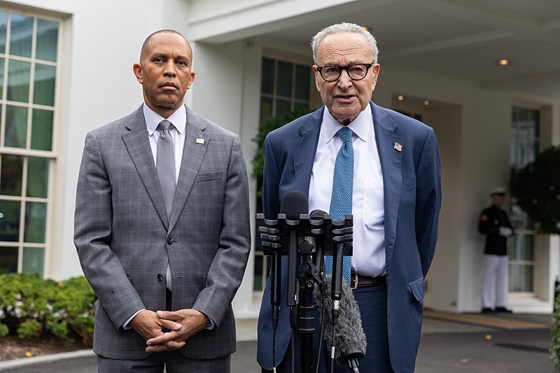 ABD Temsilciler Meclisi Azınlık Lideri Hakeem Jeffries (solda) ile Senato Azınlık Lideri Chuck Schumer (sağda), Kongre liderleri ve Donald Trump arasında gerçekleşen bütçe toplantısının ardından Beyaz Saray önünde düzenlenen basın toplantısında açıklamalarda bulundu, AA