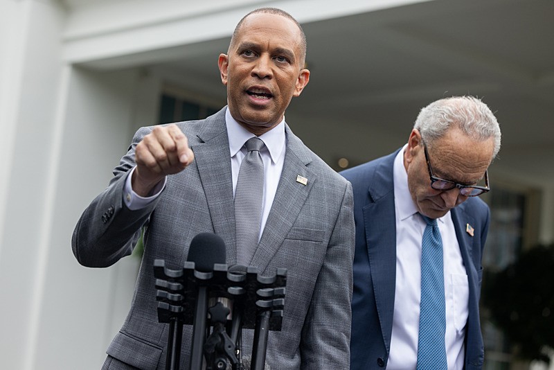 ABD Temsilciler Meclisi Azınlık Lideri Hakeem Jeffries (solda) ile Senato Azınlık Lideri Chuck Schumer (sağda), Kongre liderleri ve Donald Trump arasında gerçekleşen bütçe toplantısının ardından Beyaz Saray önünde düzenlenen basın toplantısında açıklamalarda bulundu, AA