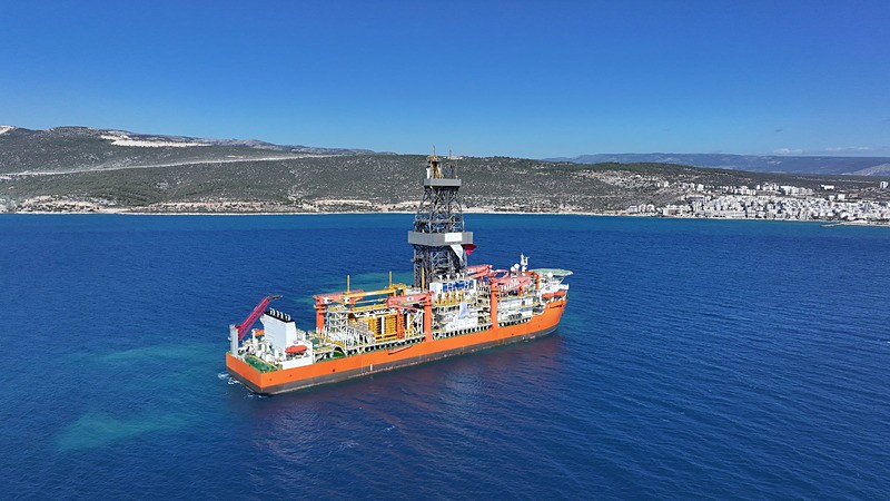 Enerji filosuna katılan iki yeni sondaj gemisinin ilki Mersin Taşucu Limanı'na ulaştı (Fotoğraf: İHA)