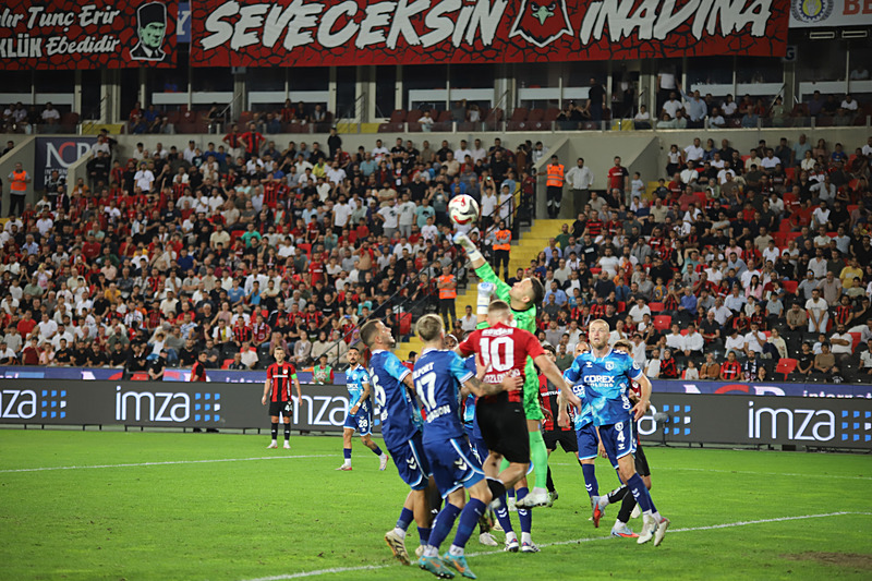 Samsunspor'un hedefi lig aşamasındaki grup maçlarından maksimum puanla ayrılıp adını üst turlara yazdırmak (İHA)