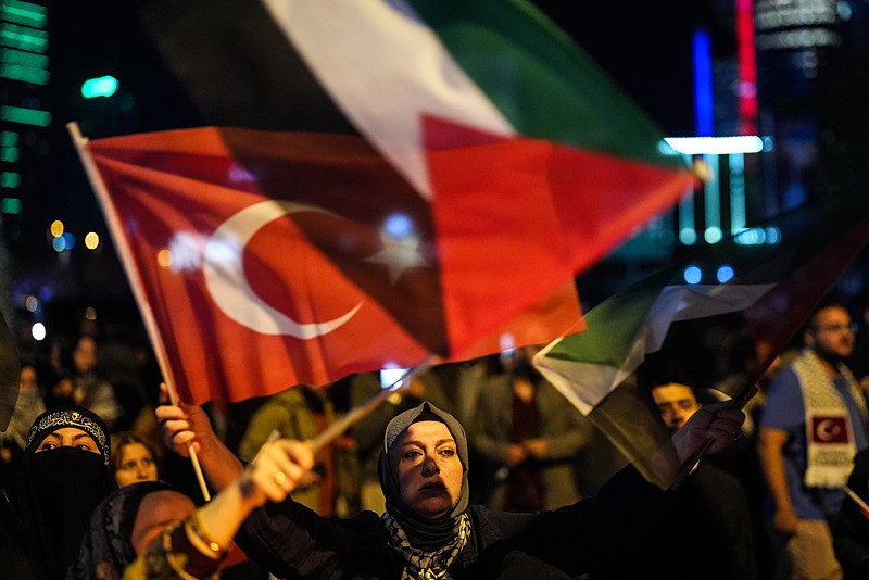 Türkiye'de halk sokaklarda, AA