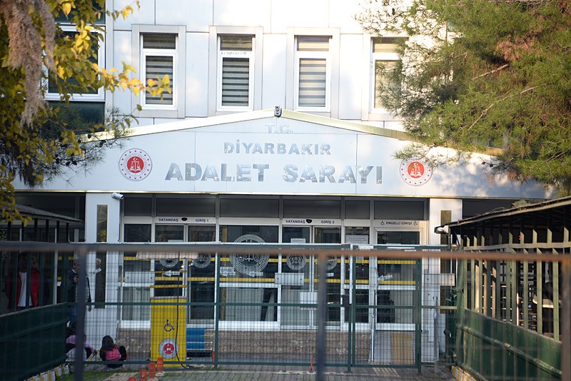 Diyarbakır Bölge Adliye Mahkemesi 7. Ceza Dairesi, Narin Güran cinayeti davasında 'suçluyu kayırma' suçundan tutuklu yargılanan Birsen, Fuat ve Maşallah Güran'ın tahliyelerine karar verdi (Fotoğraf: DHA)