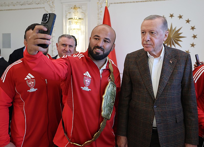 Başkan Recep Tayyip Erdoğan, Tarihi Kırkpınar Yağlı Güreşleri ve 2024-2025 yılları CW Enerji Türkiye Yağlı Güreş Ligi Boy birincilerini kabul etti. (AA)