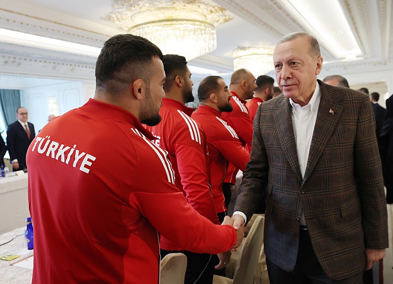 baskan-erdogan-sampiyon-gurescileri-kabul-etti-ata-sporlarimizi-destekleyecegiz-1759601234766.jpeg Başkan Recep Tayyip Erdoğan, Tarihi Kırkpınar Yağlı Güreşleri ve 2024-2025 yılları CW Enerji Türkiye Yağlı Güreş Ligi Boy birincilerini kabul etti. (AA)