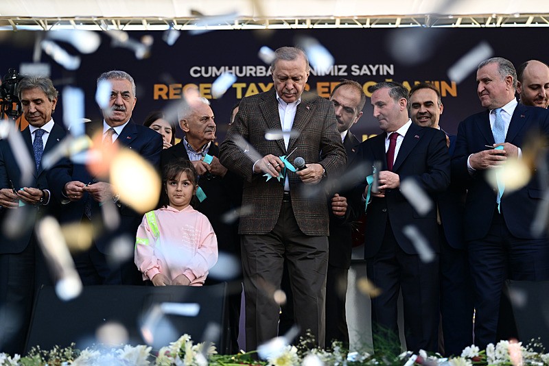 baskan-erdogandan-gazze-mesaji-hamas-barisa-hazir-oldugunu-gosterdi-1759587130464.jpeg Başkan Erdoğan, Sultanbeyli Toplu Açılış ve Temel Atma Töreni'ne katıldı. (AA)