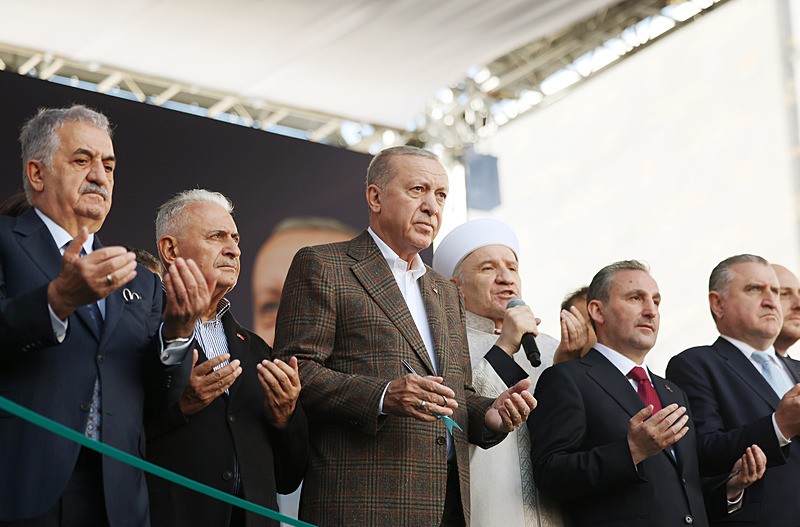 baskan-erdogandan-gazze-mesaji-hamas-barisa-hazir-oldugunu-gosterdi-1759587307757.jpeg Başkan Erdoğan, Sultanbeyli Toplu Açılış ve Temel Atma Töreni'ne katıldı. (AA)