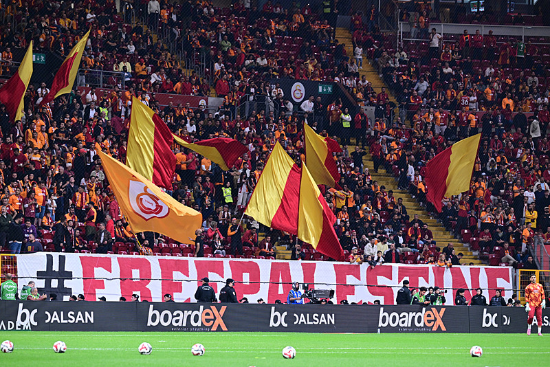 Galatasaray taraftarlarının Filistin için açtığı pankart (Takvim)