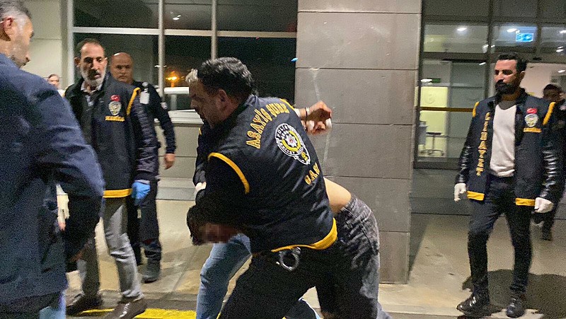 Kız kardeşine işkence yapan ağabey ile babası tutuklandı.