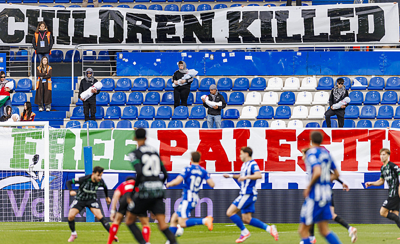 laliga-ispanyadaki-filistin-destegine-sirtini-cevirdi-o-anlarda-ekran-kapandi-1759688100131.jpg Alaves tribünlerinde Filistin'e destek verildi (AA)