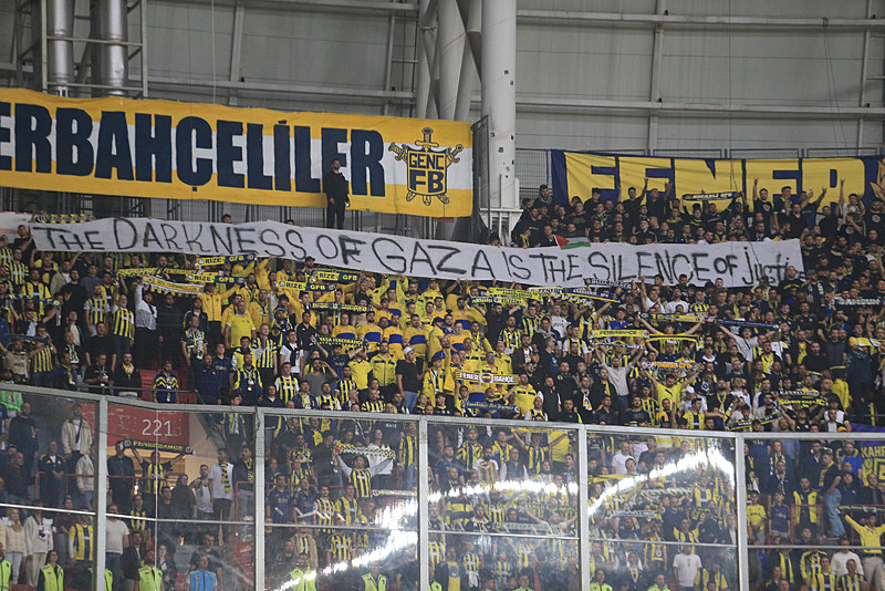 Fenerbahçeli taraftarlar kendilerine ayrılan yerleri doldurdu (AA)