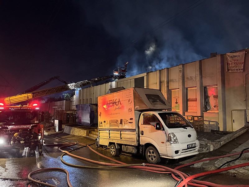 Ümraniye'de mobilya fabrikasında çıkan yangın söndürüldü! (AA)