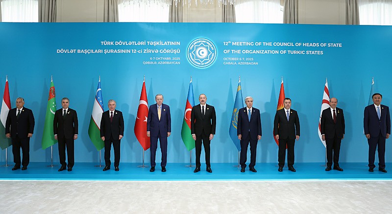 Başkan Recep Tayyip Erdoğan Türk Devletleri Teşkilatı (TDT) Devlet Başkanları 12. Zirvesi'ne katıldı. Azerbaycan Cumhurbaşkanı İlham Aliyev'in ev sahipliğinde Haydar Aliyev Kongre Merkezi'nde düzenlenen zirve öncesinde liderler, aile fotoğrafı için bir araya geldi.
