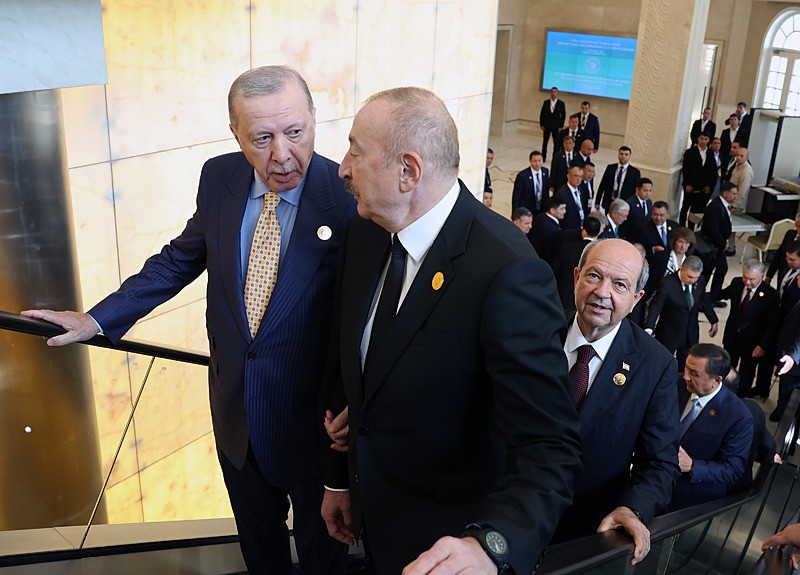 Başkan Erdoğan, zirvenin düzenlendiği alana gelişinde, Aliyev tarafından karşılandı. Karşılamada, KKTC Cumhurbaşkanı Ersin Tatar da yer aldı (Fotoğraf: AA)