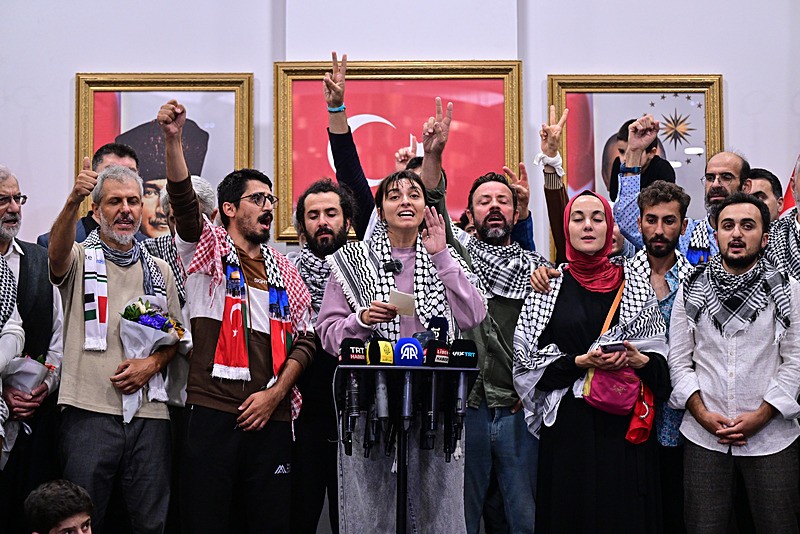 İsrail'in yasa dışı şekilde alıkoyduğu Küresel Sumud Filosu'ndaki Türk ve diğer ülke vatandaşları, İstanbul Havalimanı'na getirildi. Aktivistlerinden Sümeyye Sena Polat, burada gazetecilere açıklamalarda bulundu. (AA)