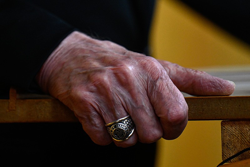 mhp-lideri-devlet-bahceliden-bir-imrali-cikisi-daha-ypg-sdgye-cagri-yapsin-chpden-hicbir-halt-olmaz-1759828621934.jpeg MHP Genel Başkanı Devlet Bahçeli, partisinin TBMM Grup Toplantısı'na katılarak konuşma yaptı. Bahçeli'nin taktığı yüzük dikkati çekti (Fotoğraf: AA)