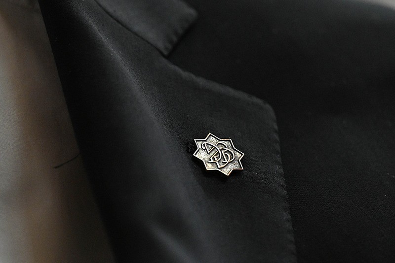 mhp-lideri-devlet-bahceliden-bir-imrali-cikisi-daha-ypg-sdgye-cagri-yapsin-chpden-hicbir-halt-olmaz-1759828715613.jpeg MHP Genel Başkanı Devlet Bahçeli, partisinin TBMM Grup Toplantısına katıldı. Bahçeli'nin yakasına taktığı rozet dikkati çekti (Fotoğraf: AA)