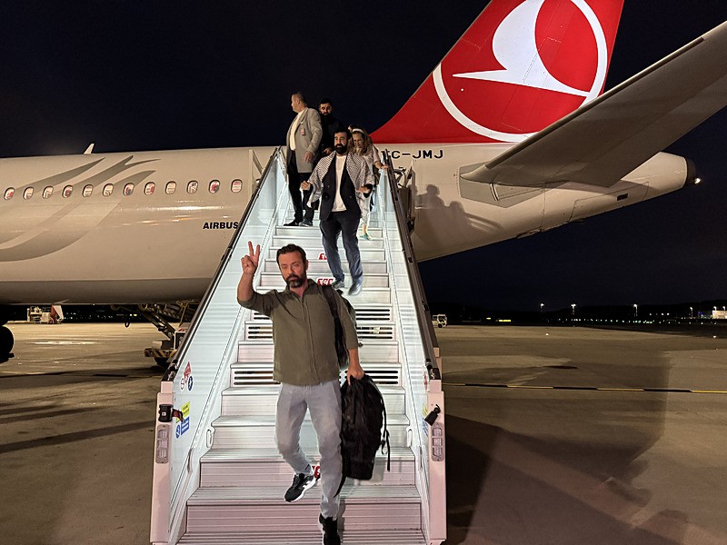 Sumud Filosu aktivisti 15 Türk vatandaşını taşıyan THY uçağı İstanbul'a ulaştı. (AA)