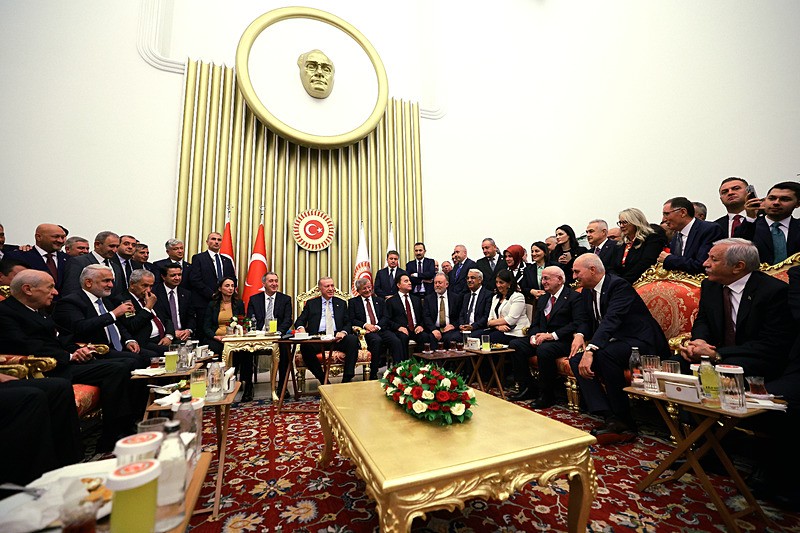 Başkan Recep Tayyip Erdoğan, TBMM'nin 28. Dönem 4. Yasama Yılı açılışı dolayısıyla düzenlenen resepsiyonda parti liderleriyle bir araya geldi (Fotoğraf: AA)