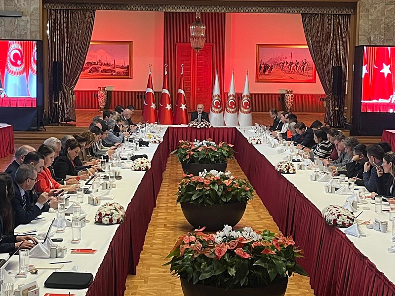 Bugün 14. kez toplanacak komisyonda Türkiye Emekli Subaylar Derneği (TESUD), Türkiye Emekli Astsubaylar Derneği (TEMAD), Emekli Uzman Jandarmalar Derneği (EMUJAD) ve Türkiye Emekli Uzman Erbaşlar Derneği (TEMUD) temsilcileri dinlenecek.