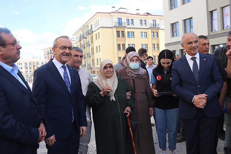 Malatya'da bin 130 deprem konutunun anahtarları teslim edildi. (AA)