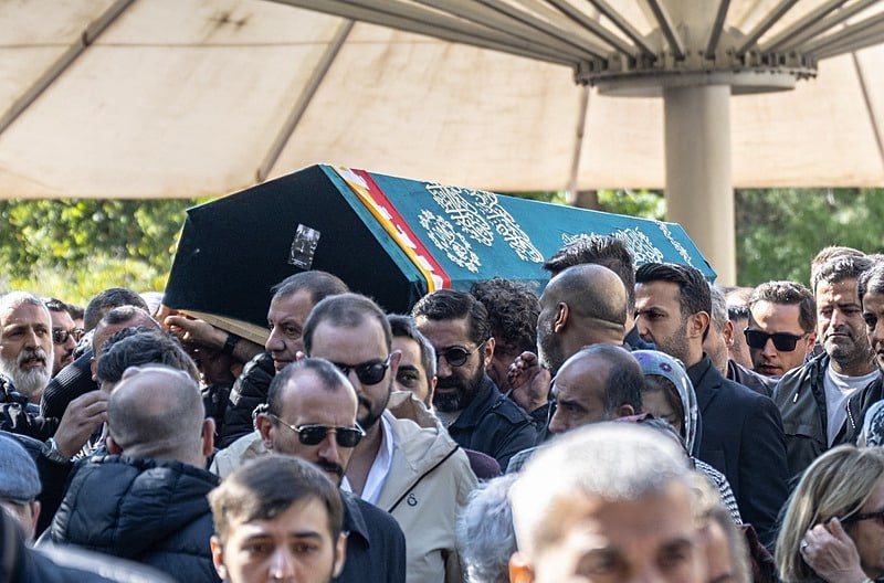 İstanbul'da silahlı saldırıda hayatını kaybeden avukat Öktem'in cenazesi toprağa verildi. (AA)